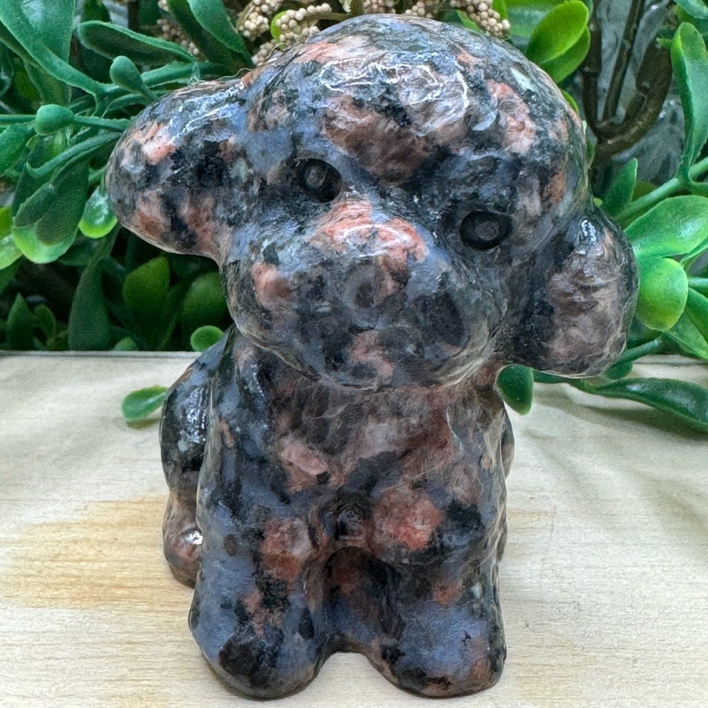 Que Serra Dog Crystal Dog Carving